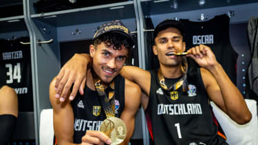 Tristan da Silva (li.) mit Bruder Oscar da Silva nach dem EM-Finale gegen die Türkei.
