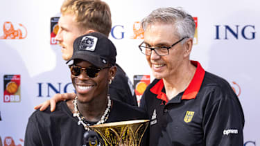 Dennis Schröder und Gordon Herbert wurden zusammen Basketball-Weltmeister mit der deutschen Nationalmannschaft.