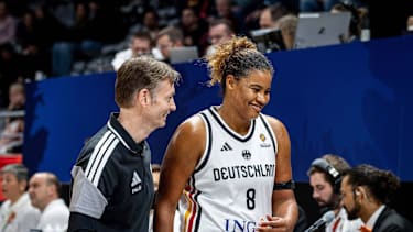Seit Jahren Seite an Seite: Bundestrainer und Toronto-Co-Trainer Olaf Lange (li.) und Nationalspielerin Nyara Sabally (re.).