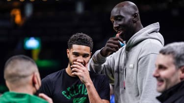 Zur Erinnerung: Jayson Tatum (mitte-links) ist 2,03 Meter groß.
