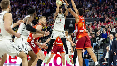 Kapitän Ibi Watson beim Wurf.