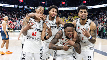 GER, BMW Top Four, Basketball BBL Pokal, Halbfinale, FC Bayern München Basketball - BMA365 Bamberg Baskets. 21.02.2026, SAP Garden, München, GER, BMW Top Four, Basketball BBL Pokal, Halbfinale, FC Bayern München Basketball - BMA365 Bamberg Baskets. Austin Crowley (BMA365 Bamberg Baskets, 85), Demarcus Demonia (BMA365 Bamberg Baskets, 8), Cobe Williams (BMA365 Bamberg Baskets, 24), Ibi Watson (BMA365 Bamberg Baskets, 2) jubeln Foto Alexander Trienitz München SAP Garden Bayern Deutschland *** GER, BMW Top Four, Basketball BBL Pokal, semi-final, FC Bayern München Basketball BMA365 Bamberg Baskets 21 02 2026, SAP Garden, Munich, GER, BMW Top Four, Basketball BBL Pokal, semi-final, FC Bayern München Basketball BMA365 Bamberg Baskets Austin Crowley BMA365 Bamberg Baskets, 85 , Demarcus Demonia BMA365 Bamberg Baskets, 8 , Cobe Williams BMA365 Bamberg Baskets, 24 , Ibi Watson BMA365 Bamberg Baskets, 2 cheer Photo Alexander Trienitz Munich SAP Garden Bayern Germany