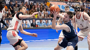 EasyCredit Basketball Bundesliga - 2025 2026 - Syntainics MBC vs.FC Bayern München Basketball Weissenfels, Deutschland 04.April 2026: Im Bild:v.li.Vladimir Lucic (Muenchen) und Spencer Reaves (Weissenfels) Weissenfels Stadthalle Weissenfels Sachsen-Anhalt Deutschland *** EasyCredit Basketball Bundesliga 2025 2026 Syntainics MBC vs FC Bayern Munich Basketball Weissenfels, Germany 04 April 2026 In the picture from left Vladimir Lucic Muenchen and Spencer Reaves Weissenfels Weissenfels Stadthalle Weissenfels Sachsen Anhalt Germany