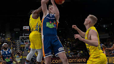 Chris Clemons im Duell mit Bent Leuchten.