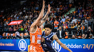 Neu Ulm, Deutschland, 22.04.26: Nelson Weidemann (ratiopharm ulm) und Jack Kayil (ALBA Berlin) im Zweikampf waehrend des Basketball Bundesliga Spiels zwischen ratiopharm ulm vs ALBA Berlin in der ratiopharm Arena am 22. April 2026 in Neu Ulm, Deutschland. (Foto von Harry Langer DeFodi Images) ratiopharm Arena, Germany, 22.04.26: Nelson Weidemann (ratiopharm ulm) und Jack Kayil (ALBA Berlin) battle for the ball during the Basketball Bundesliga match between ratiopharm ulm vs ALBA Berlin at Neu Ulm on April 22, 2026 in ratiopharm Arena, Germany. (Photo by Harry Langer DeFodi Images) (Photo by Harry Langer DeFodi Images) - *** Neu Ulm, Germany, 22 04 26 Nelson Weidemann ratiopharm ulm and Jack Kayil ALBA Berlin battle for the ball during the Basketball Bundesliga match between ratiopharm ulm vs ALBA Berlin at the ratiopharm Arena on April 22, 2026 in Neu Ulm, Germany Photo by Harry Langer DeFodi Images ratiopharm Arena, Germany, 22 04 26 Nelson Weidemann ratiopharm ulm and Jack Kayil ALBA Berlin battle for the ball during the Basketball Bundesliga match between ratiopharm ulm vs ALBA Berlin at Neu Ulm on April 22, 2026 in ratiopharm Arena, Germany Photo by Harry Langer DeFodi Images Photo by Harry Langer DeFodi Images