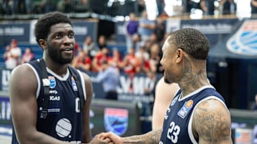 Khyri Thomas freut sich mit Charles Callison.