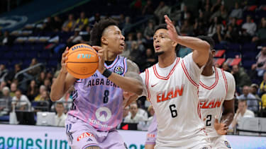 Rejean Boogie Ellis am Ball, Yohan Choupas Zweikampf Spielszene Aktion Basketball Champions League CL Herren Saison 2025 2026 08.10.2025 ALBA Berlin vs. Elan Chalon *** Rejean Boogie Ellis on the ball, Yohan Choupas duel Game scene Action Sport Basketball Champions League CL Men Season 2025 2026 08 10 2025 ALBA Berlin vs Elan Chalon