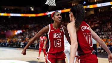 Angel Reese und Breanna Stewart feiern.