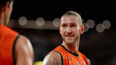 Osetkowski und Valencia haben drei Siege nach drei Spielen.
