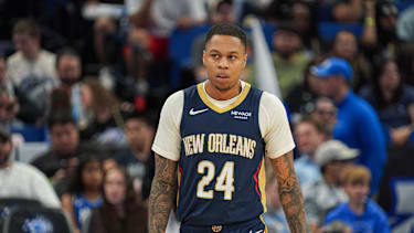 Hawkins spielte während seiner College-Zeit bei UCONN.