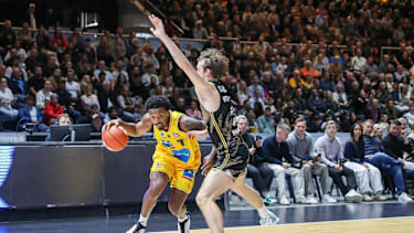 Elijah Hughes verwandelte sechs Dreier.