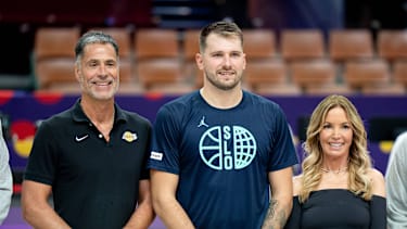 Doncic (mi.) mit Lakers-GM Rob Pelinka (li.) und Lakers-Gouverneurin Jeanie Buss (re.).