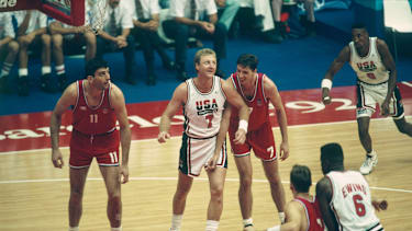 Toni Kukoc und Larry Bird bei den Olympischen Spielen in Barcelona 1992.