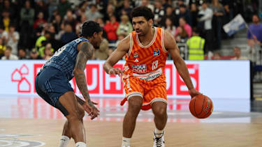 Michael Weathers verteidigt Mark Smith.