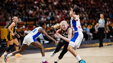 Buhner spielt in der WNBA für die Portland Fire.