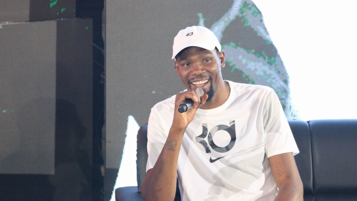Photo: basketball-world.news Kevin Durant and Mat Ishbia exchange social media criticism