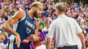 Rudy Gobert (Team France, 27) mit Vincent Collet (Team France, Coach). Bosnien und Herzegowina vs. Frankreich, Basketball, Europameisterschaft 2022, Gruppenphase, Gruppe B, Spiel B 12, 06.09.2022 Bosnien und Herzegowina vs. Frankreich, Basketball, Europameisterschaft 2022, Gruppenphase, Gruppe B, Spiel B 12, 06.09.2022 Koeln *** Rudy Gobert Team France, 27 with Vincent Collet Team France, Coach Bosnia and Herzegovina vs France, Basketball, European Championship 2022, Group Stage, Group B, Game B 12, 06 09 2022 Bosnia and Herzegovina vs France, Basketball, European Championship 2022, Group Stage, Group B, Game B 12, 06 09 2022 Koeln Copyright: xThomasxHaeslerx EP_EER