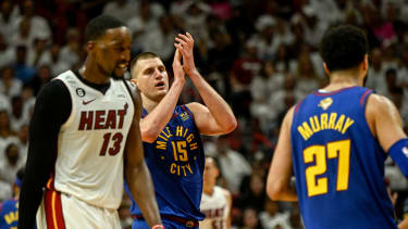Nikola Jokic und Jamal Murray (27) geben Bam Adebayo (13) und den Miami Heat in Spiel 3 das Nachsehen