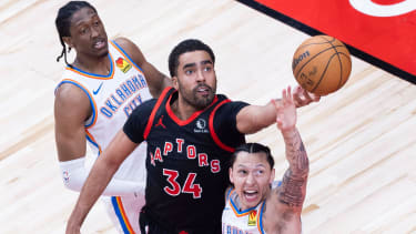 (240323) -- TORONTO, March 23, 2024 -- Jontay Porter (C) of Toronto Raptors fights for a rebound with Lindy Waters III (R) of Oklahoma City Thunder during the 2023-2024 NBA, Basketball Herren, USA regular season game between Toronto Raptors and Oklahoma City Thunder in Toronto, Canada, March 22, 2024. (Photo by Xinhua) (SP)CANADA-TORONTO-NBA-THUNDER VS RAPTORS ZouxZheng PUBLICATIONxNOTxINxCHN