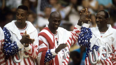 Michael Jordan (Mitte), Scottie Pippen (li.) und Clyde Drexler (alle USA) - Olympiasieger bei den Spielen 1992 in Barcelona Basketball OS Sommer Herren Olympische Spiele Barcelona 1992, Sommerspiele, Gruppe o0 Sieg, Sieger Barcelona Freude,