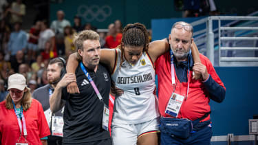 Olympische Spiele Paris 2024 Basketball Lille 29.07.2024 Vorrunde Frauen Damen Deutschland (GER) - Belgien (BEL) Nyara Sabally (Deutschland, No.08) verletzt *** Olympic Games Paris 2024 Basketball Lille 29 07 2024 Preliminary round Women Women Germany GER Belgium BEL Nyara Sabally Germany, No 08 injured