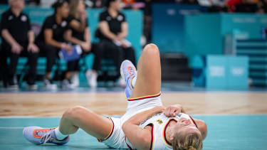 Olympische Spiele Paris 2024 Basketball Lille 04.08.2024 Vorrunde Frauen Damen Deutschland (GER) - Vereinigte Staaten von Amerika (USA) Leonie Fiebich (Deutschland, No.13) verletzt *** Olympic Games Paris 2024 Basketball Lille 04 08 2024 Preliminary round Women Women Germany GER United States of America USA Leonie Fiebich Germany, No 13 injured