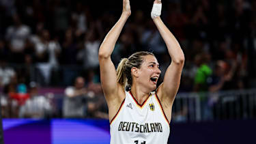 Greinacher gewann 2024 in Paris olympisches Gold im 3x3-Basketball.