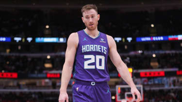 CHICAGO, IL - DECEMBER 06: Gordon Hayward 20 of the Charlotte Hornets looks on during the second half against the Chicago Bulls at the United Center on December 6, 2023 in Chicago, Illinois. (Photo by Melissa Tamez Icon Sportswire) NBA, Basketball Herren, USA DEC 06 Hornets at Bulls EDITORIAL USE ONLY Icon23120647