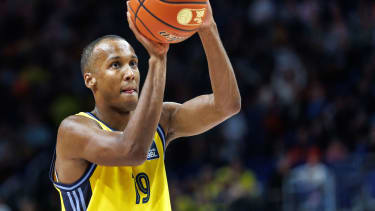 28.09.2024, Berlin, Basketball, 1. Bundesliga, easyCredit BBL, Hauptrunde, 2.Spieltag, Uber Arena: ALBA BERLIN ?Äì EWE Baskets Oldenburg. Albas Louis Olinde haelt einen Ball bereit zum Freiwurf.