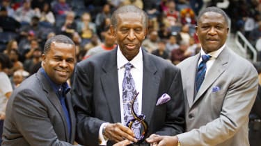 Räumte auch nach seiner aktiven Karriere ab: Earl Lloyd (Mitte).