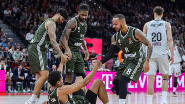 Basketball Turkish Airlines EuroLeague 4. Spieltag FC Bayern Basketball - Paris Basketball am 17.10.2024 im SAP Garden München

Nick Weiler-Babb ( München ), links hinten - Devin Booker ( München ), mitte hinten - Shabazz Napier ( München ), rechts hinten - helfen Oscar da Silva ( München ), vorne - auf die Beine

Foto: Revierfoto