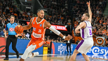 ratiopharm Ulm vs BG Göttingen, im Bild Karim Jallow (Ulm, 35), Lennart Schultz (Göttingen, 8)