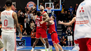 Jubeltraube nach dem knappen Sieg der Syntainics MBC im Halbfinale gegen den FC Bayern