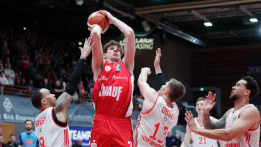 Hannes Steinbach fühlt sich unter dem Korb wohl.