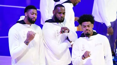 Anthony Davis und LeBron James bekommen ihre Ringe.