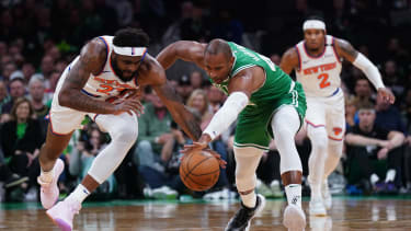 Mitchell Robinson und Al Horford im Kampf um den Ball.