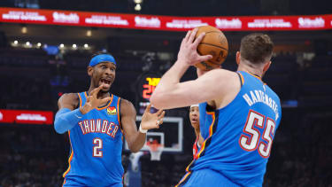 Shai Gilgeous-Alexander fordert den Ball von Isaiah Hartenstein.