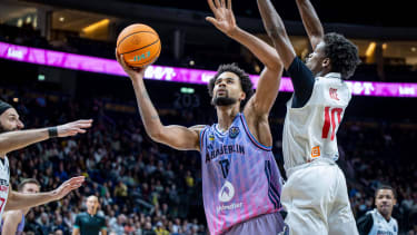Agbakoko spielt für Alba in der Basketball Champions League.