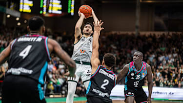 Clayton Guillozet steigt zum Wurf hoch.