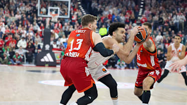 Andreas Obst im Duell mit Elijah Bryant.