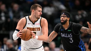 Zwei der besten Center der Liga im Duell: Nikola Jokic (li.) und Anthony Davis (re.).