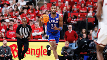 Darryn Peterson mit dem Ball in der Hand.