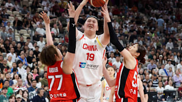 Zhang Ziyu misst über 2,20 Meter.