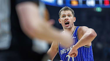 Moritz Wagner diskutiert mit einem Schiedsrichter.