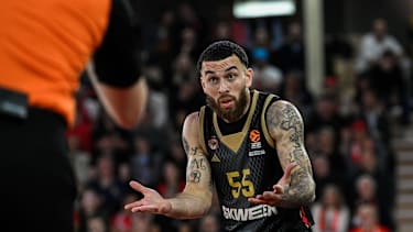 Mike James diskutiert mit einem Referee.