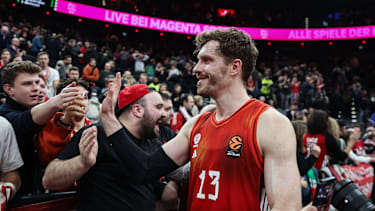 Andi Obst klatscht mit den Fans ab.