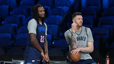 Hartenstein verpasste nur knapp ein Double-Double während Wallace mit 27 Topscorer war.