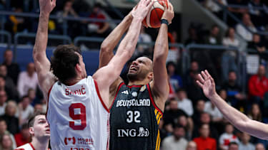 Johannes Thiemann attackiert Dario Saric.