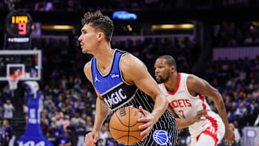 Durant (re.) kam auf 40 Punkte.