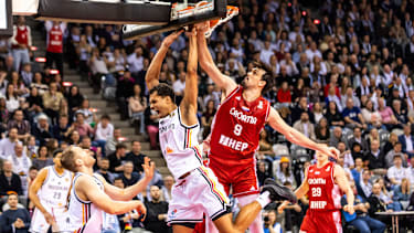 Oscar da Silva wird gefoult.